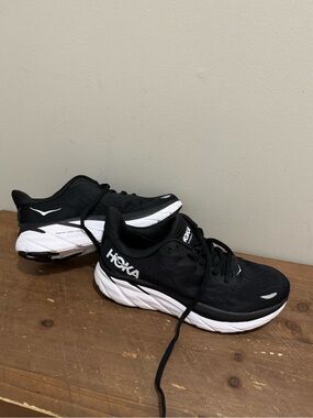 Hoka Clifton 8 Black and White Running Shoes Women’s Size 7.5